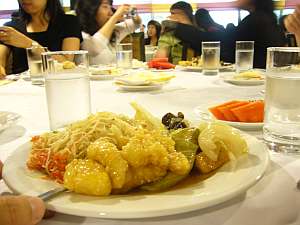 ちょいとは食べられる中華が昼ゴハン。