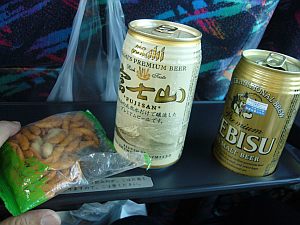 富士山ビールもう一本。新宿行きのバス内にて。