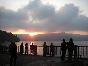 芦ノ湖の夕日。見とれてると明るいうちに着かないぞ。