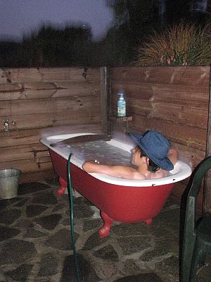 露天風呂に入るときは、テンガロンハットを被るのが習わしらしい。