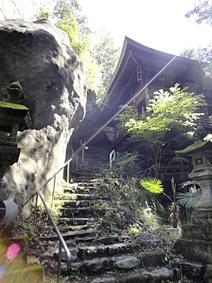 岩の神社。