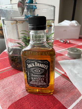 ジンビームのボトルにジャックのラベルを貼ったメーカーズマーク完成