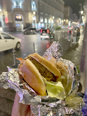 真夜中の路上でハンバーガー