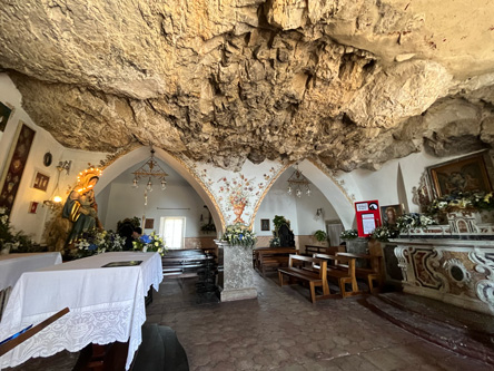 天井が岩の教会