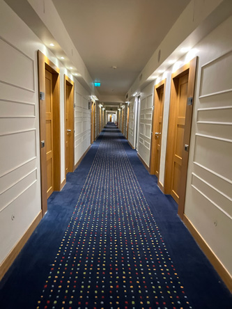 エアポートホテルの長すぎる廊下