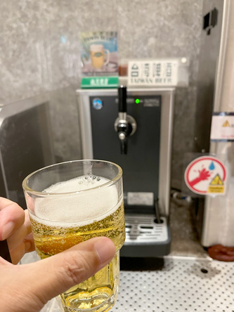 台北のラウンジのビールはふつーな感じ