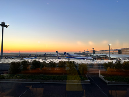 日の出前の空港