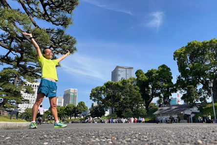 後ろに駅伝の人が見える