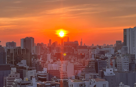 会社から見える夕焼けも少しヨシ