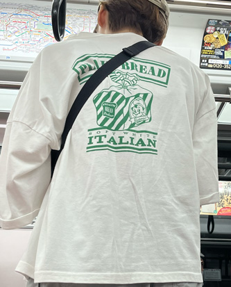 このＴシャツがイイ。でもどこか不明