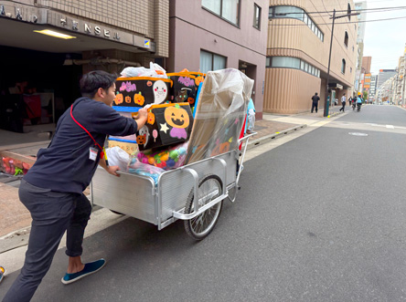 目の前を通ってったハロウィン屋さん