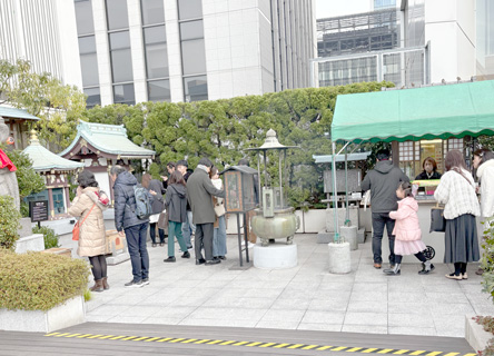 三越山頂の神社は社務所もあり、思ったより充実してた