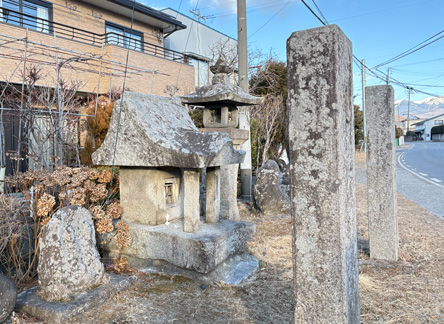 昨日見っけた等身大の石の祠