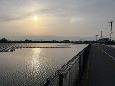池にソーラーパネルが浮いてる象徴的な景色