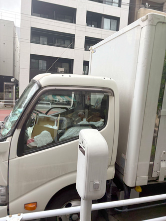 観察処分下にあるトラック。変わりなし。
