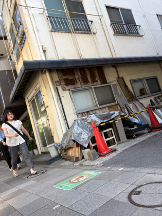 近くの不思議な建物