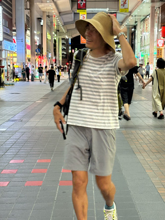 怪しいカッコで闊歩する