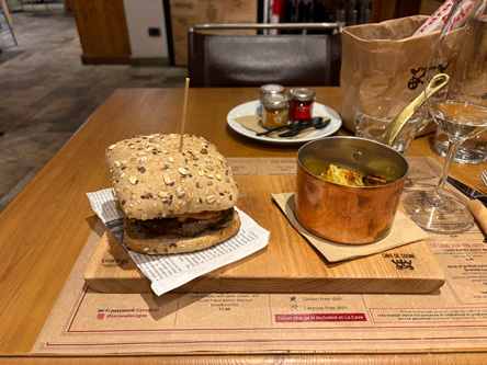 ワイン屋でハンバーガー