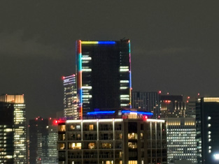 近くのビルの初点灯