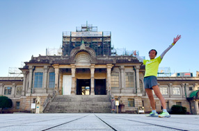 次はウインドブレーカー姿か？