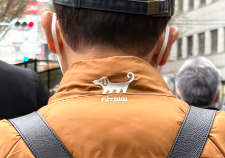 前のおじさんの襟元が気になる😆