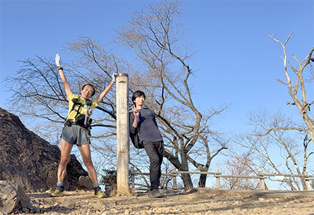 日の出山山頂にて
