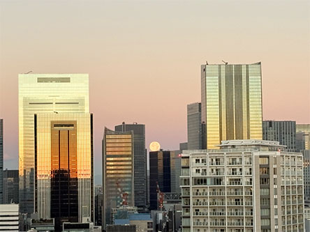 ビルにお月様が乗っかっとるー