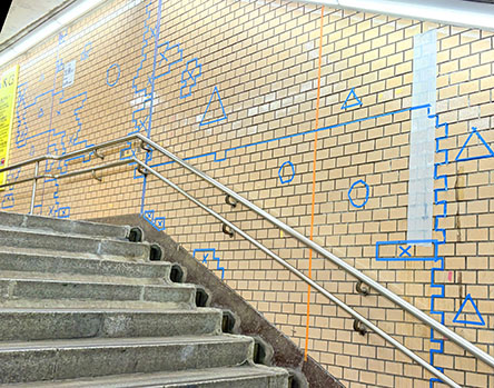 補修のマーキングか？落書きチック