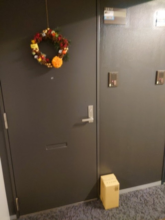 配達の写真にリースが写り込んでたわ