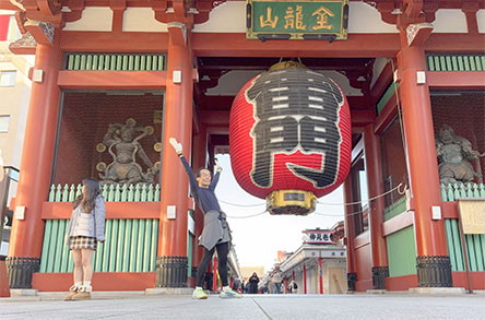雷門は朝から撮影する人多し