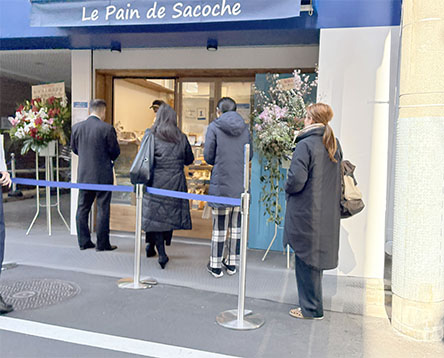 移転開店で行列ができとった