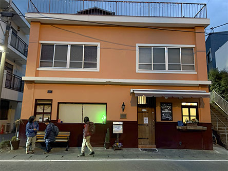 元は倉庫のお店